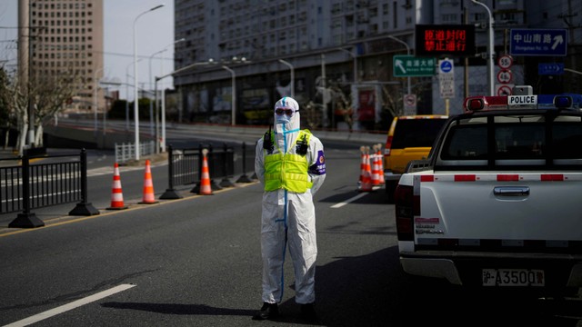 Penjagaan saat lockdown untuk menahan penyebaran COVID-19 di Shanghai, China, Senin (28/3/2022). Foto: Aly Song/Reuters