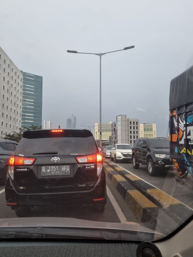 Macet terjadi di kawasan Tanah Abang, Jakarta, Kamis (31/3/2022).  Foto: Dok. Teddy