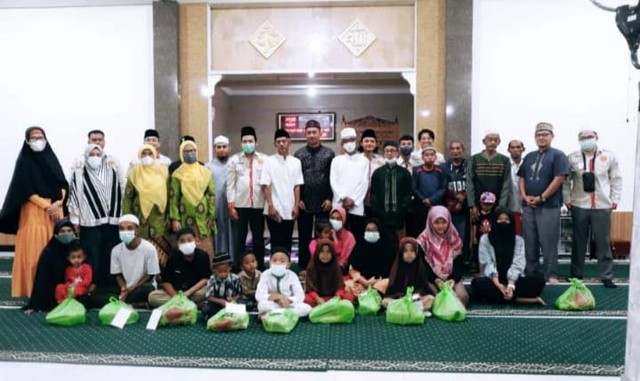 Pimpinan Daerah Aisyiyah dan Pemuda Muhammadiyah Kabupaten Mempawah serahkan santunan paket Ramdhan kepada anak yatim piatu. Dok. Istimewa