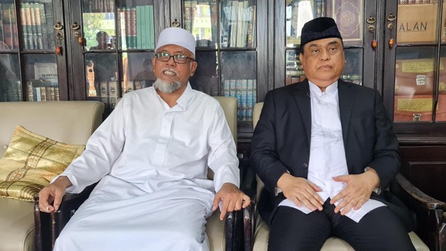 Wakil Ketua Dewan Masjid Indonesia H Syafruddin bersama dengan Pengasuh Ponpes Al-Hikmah 1, KH Labib Sodiq Suhemi, dalam kunjungannya di Brebes, Jawa Tengah, Jumat (25/2/2022). Foto: Dok. Istimewa