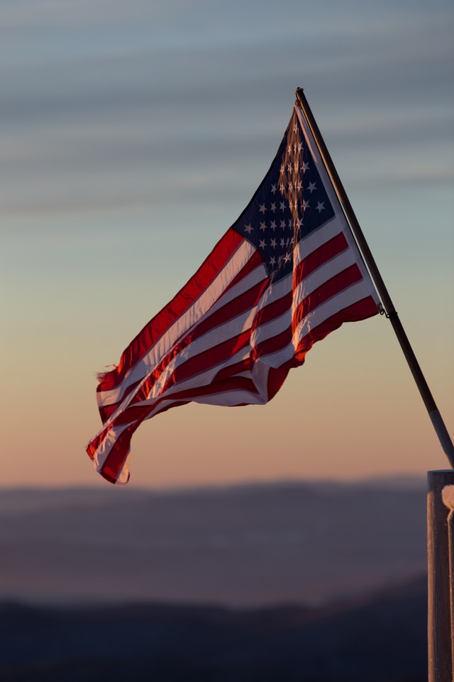 Foto oleh Sawyer Sutton: https://www.pexels.com/photo/shallow-photography-of-usa-flag-973049/