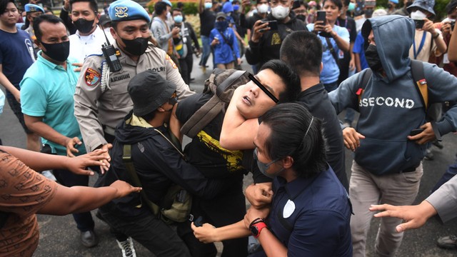 Petugas mengamankan seorang pria yang diduga provokator di sela aksi unjuk rasa 21 April di kawasan Patung Kuda, Jakarta, Kamis (21/4/2022). Foto: Akbar Nugroho Gumay/ANTARA FOTO