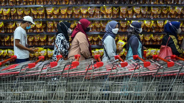 Sejumlah warga mengantre membeli minyak goreng saat operasi pasar di Asia Plaza, Kota Tasikmalaya, Jawa Barat, Jumat (25/2/2022). Foto: Adeng Bustomi/ANTARA FOTO