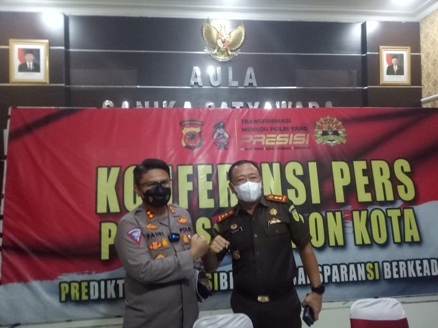Kapolres Cirebon Kota AKBP M. Fahri SIregar dan Kajari Kabupaten Cirebon JAwa Barat Hutamrin, mengeluarkan SKP2 untuk membebaskan Nurhayati status tersangka.(Juan)