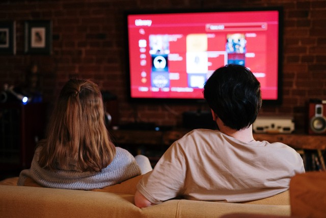 Ilustrasi menonton televisi yang telah dipasang set top box. Foto: Pexels.com