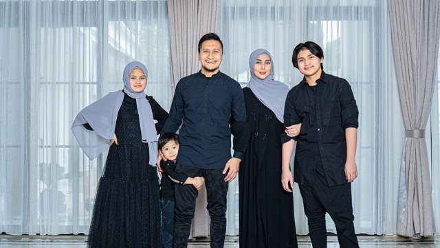 Keluarga Arie Untung. Foto: Instagram/@ariekuntung