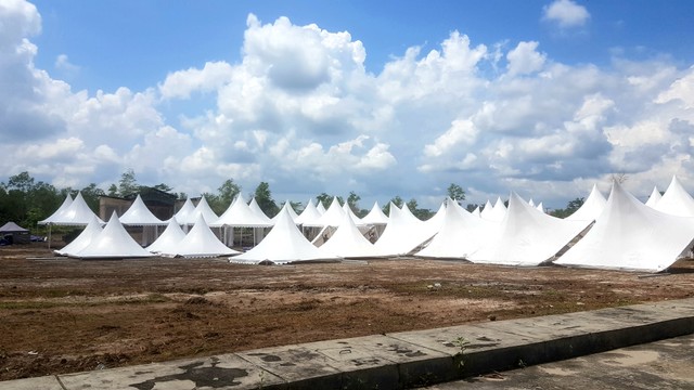 Pihak pelaksana bazar UMKM melakukan pemasangan tenda Sarnafil di area taman kota Pangkalan Bun Park. Tenda ini nantinya digunakan sebagai lokasi bagi pelaku usaha memasarkan produknya. Foto: Lukman Hakim/InfoPBUN