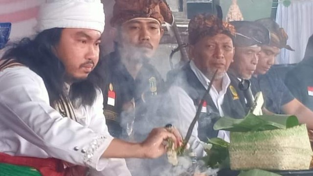 Salah satu tokoh adat Sasak melakukan ritual pencucian pusaka saat membuka gelaran pameran Pesona Keris Lombok pada Selasa (15/3) lalu. Foto: Istimewa