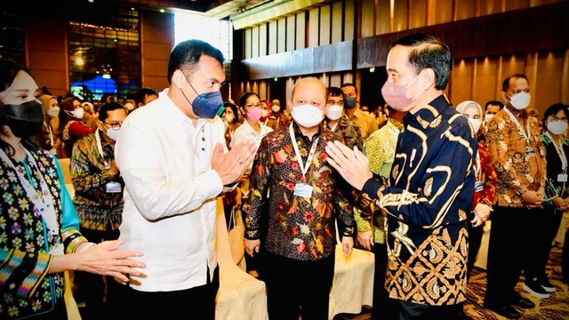 Presiden Joko Widodo menghadiri pengarahan kepada Menteri, Kepala Lembaga, Kepala Daerah dan BUMN tentang Aksi Afirmasi Bangga Buatan Indonesia di Bali, Jumat (25/3/2022). 
 Foto: Laily Rachev/Biro Pers Sekretariat Presiden