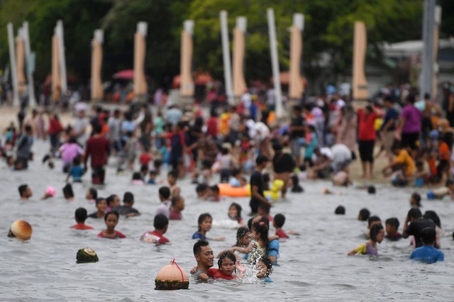 Pengunjung memadati kawasan Pantai Ancol di Taman Impian Jaya Ancol, Jakarta, Selasa (3/5/2022). Foto: Akbar Nugroho Gumay/ANTARA FOTO