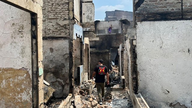 Warga melihat bangunan pasca kebakaran Pasar Gembrong, Jakarta Timur, Senin (25/4). Foto: Haya Syahira/kumparan