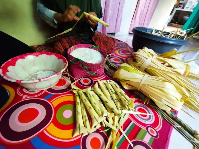 Serangkaian bahan pembuatan Cupil, salah satu makanan lebaran khas Lampung, Senin (2/5) | Foto : Sidik Aryono/ Lampung Geh