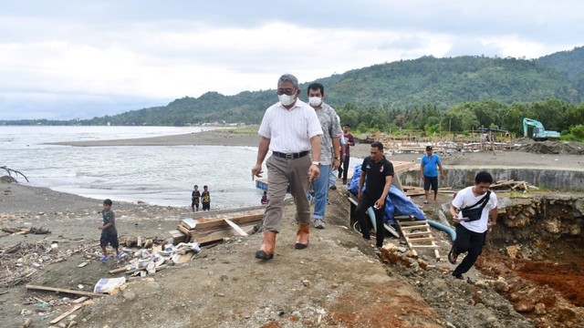 Gubernur Sulawesi Barat Ali Baal Masdar saat meninjau pembangunan jembatan penghubung Tapalang-Pasabbu. Foto: Dok. Pemprov Sulbar