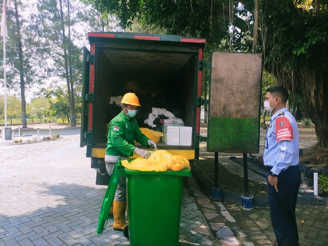 Foto (Humas Lapas Lamongan) : Pengangkutan Sampah Medis