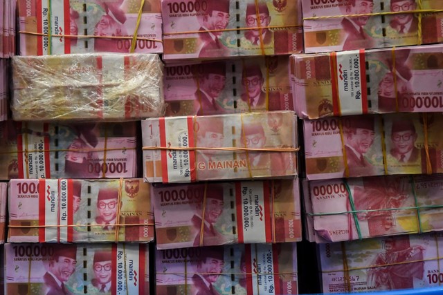 Barang bukti mata uang rupiah palsu saat rilis pengungkapan kejahatan mata uang palsu di Bareskrim Mabes Polri, Jakarta, Selasa (1/3/2022). Foto: Galih Pradipta/ANTARA FOTO