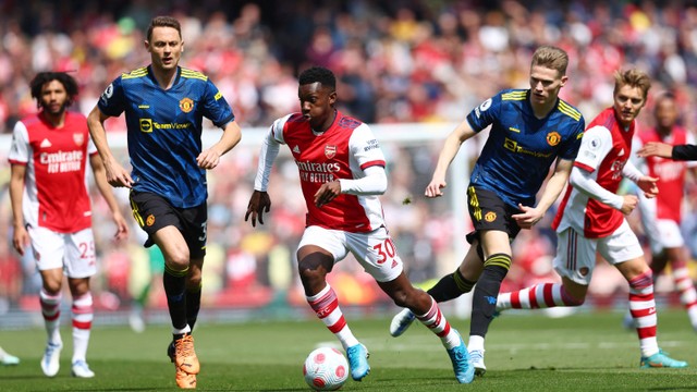 Pemain Arsenal Eddie Nketiah berusaha melewati pemain Manchester United pada pertandingan lanjutan Liga Inggris di Emirates Stadium, London, Inggris. Foto: David Klein/REUTERS