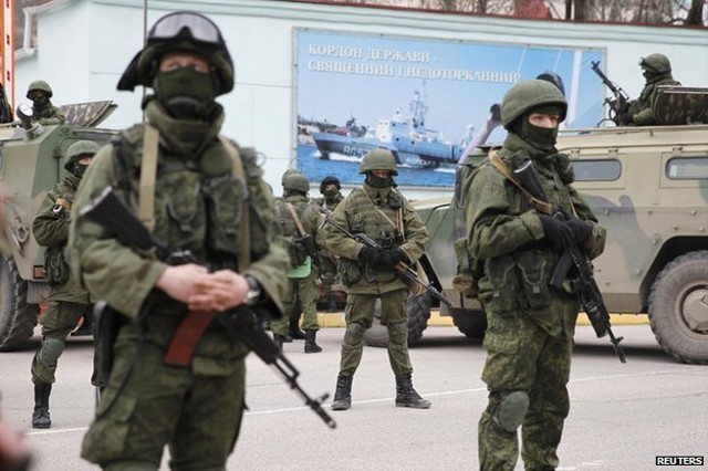 Asal-usul 'orang-orang hijau kecil' tidak jelas, tapi mereka memakai seragam tentara Rusia dan dilengkapi persenjataan Rusia.