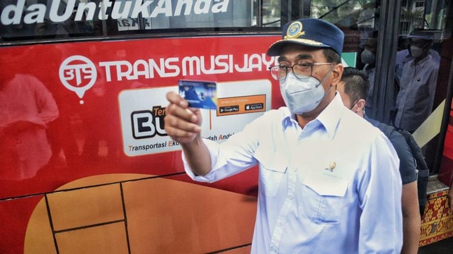 Menhub Budi Karya Sumadi meluncurkan Gerakan Nasional Kembali ke Angkutan Umum di Palembang, Minggu (27/2/2022). Foto: Kemenhub RI