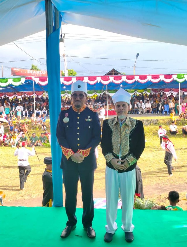 Sultan Tidore Husain Sjah dan Sultan Ternate Hidayatullah Sjah foto bersama yang dilatari warga Desa Igobula, Galela Selatan, Halmahera Utara. Foto: Istimewa