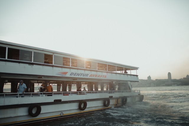 Foto kapal ferry. Foto: Pexels/Faruk Tokluoğlu.