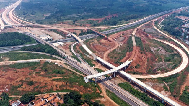 Foto udara proyek pembangunan Jalan Tol Jakarta-Cikampek II Selatan Seksi 3 di Purwakarta, Jawa Barat, Rabu (16/2/2022). Foto: M Ibnu Chazar/ANTARA FOTO