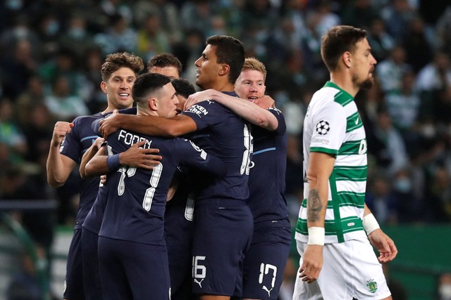 Selebrasi pemain Manchester City usai mencetak gol ke gawang Sporting CP pada pertandingan 16 besar Liga Champions di Estadio Jose Alvalade, Lisbon, Portugal, Rabu (16/2/2022).  Foto: Pedro Nunes/REUTERS