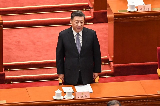 Presiden Tiongkok Xi Jinping menyanyikan lagu kebangsaan selama upacara pembukaan Konferensi Konsultatif Politik Rakyat China (CPPCC) di Aula Besar Rakyat di Beijing pada Jumat (4/3/2022). Foto: Matthew Walsh/AFP