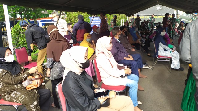 Masyarakat mengikuti kegiatan vaksinasi booster di Pomdam III Siliwangi pada Rabu (2/3). Foto: Rachmadi Rasyad/kumparan