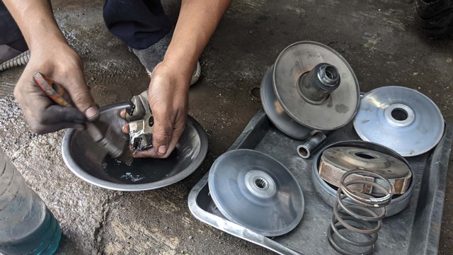 Ilustrasi perawatan komponen CVT sepeda motor. Foto: Sena Pratama/kumparan