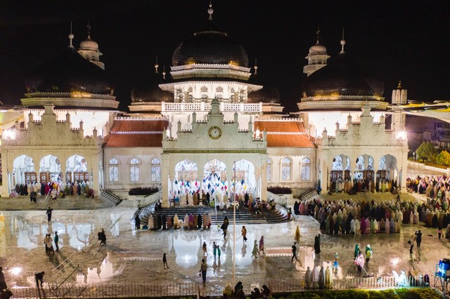 Foto: Suasana Tarawih Pertama di Masjid Raya Baiturrahman Aceh, Diguyur Hujan (102071)
