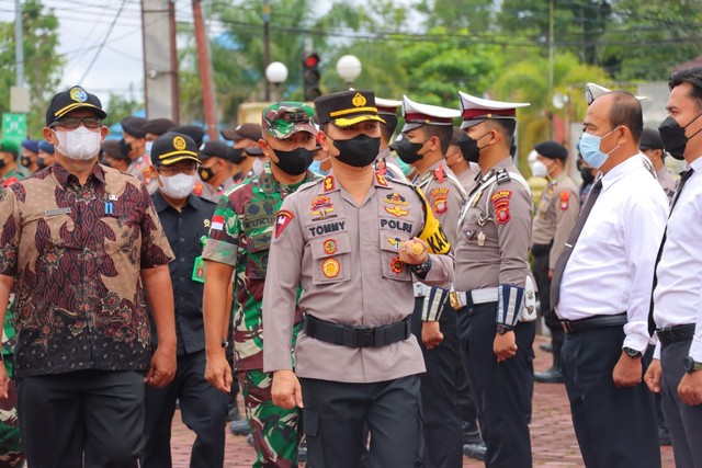 Kapolres Sintang, AKBP Tommy Ferdian memeriksa pasukan saat apel gelar pasukan Operasi Ketupat Kapuas 2022 jelang perayaan Idul Fitri 1443, Jum’at 22 April 2022. Foto: Dok. Polres Sintang