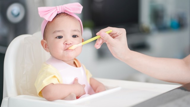 Ilustrasi MPASI atau makanan bayi untuk anak perempuan. Foto: ABWitzPix089/Shutterstock
