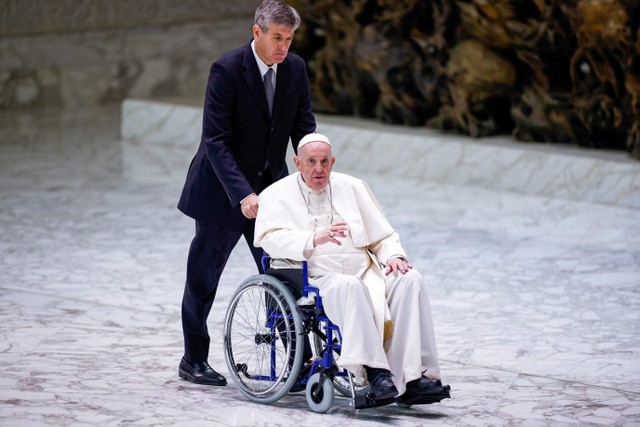 Paus Fransiskus menggunakan kursi roda saat sidang pleno International Union of Superiors General (IUSG) di Vatikan, Kamis (5/5/2022). Foto: Guglielmo Mangiapane/Reuters
