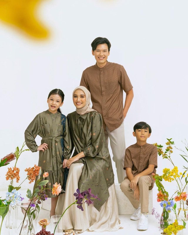 7 Rekomendasi Baju Seragam Keluarga untuk Lebaran dari Brand Lokal |  kumparan.com