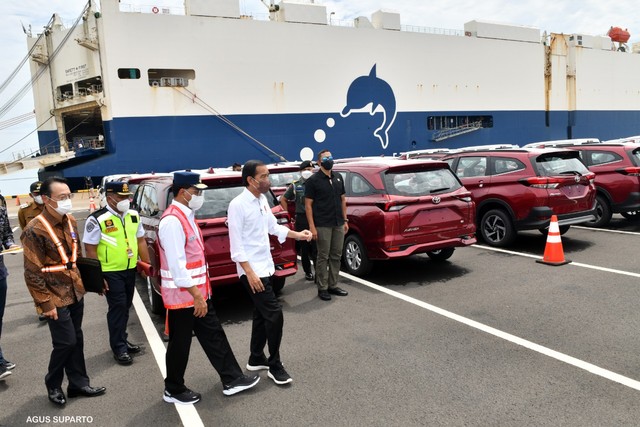 Presiden Joko Widodo meninjau unit-unit mobil siap diekspor saat kunjungan kerja ke Kawasan Pelabuhan Patimban, Subang, Jawa Barat, Selasa (8/3/2022).
 Foto: Agus Suparto/Biro Pers Sekretariat Presiden