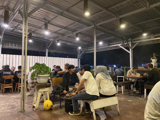 Suasana salah satu kafe di Bukittinggi, Sumatera Barat setelah babuko basamo (Miranda Pratiwi)