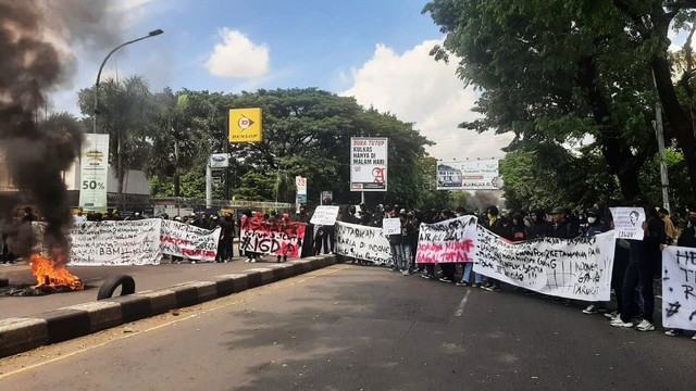 Demo 11 April, Mahasiswa Di Makassar Mulai Blokade Jalan Dan Bakar Ban ...