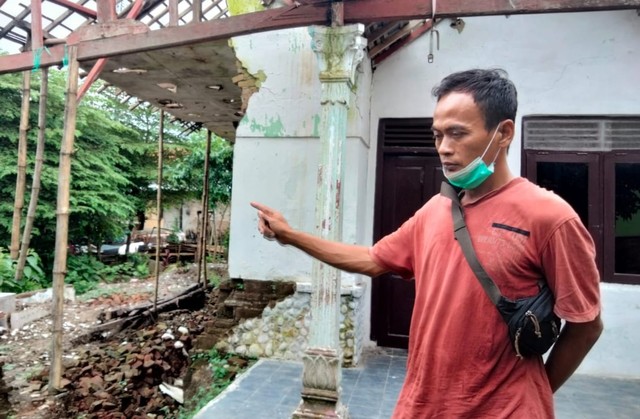 Salah seorang warga Desa Ciwaringin Kabupaten Cirebon Jawa Barat, menunjukkan rumah terdampak tanah geser.(Juan)