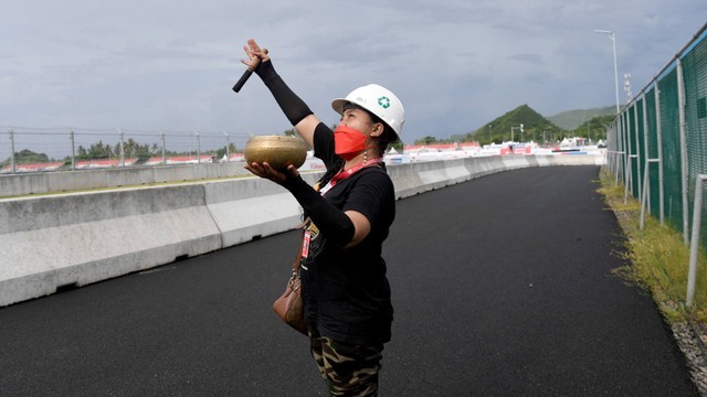 Pawang Hujan. Foto: Sony Tumbelaka/AFP