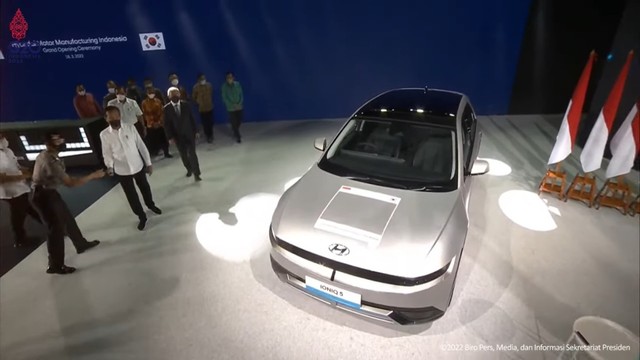 Peluncuran mobil listrik pertama produksi Indonesia Hyundai IONIQ 5. Foto: Youtube/Sekretariat Presiden