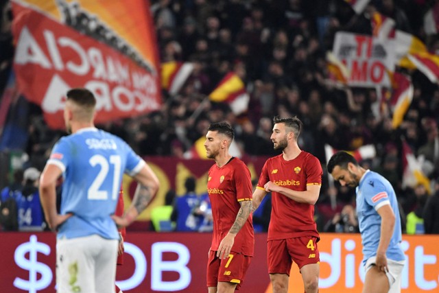 Selebrasi pemain AS Roma usai mencetak gol ke gawang Lazio pada perandingan lanjutan Liga Italia di Stadio Olimpico, Roma, Italia. Foto: Tiziana FABI / AFP