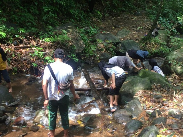 Kegiatan Kerja Bakti Pembersihan di Area Air Terjun Grojogan Asmoro. Sumber : dokumen pribadi.