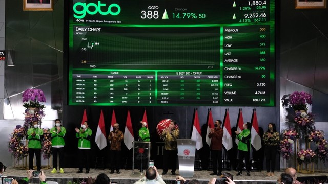 GoTo resmi menjadi perusahaan tercatat di Bursa Efek Indonesia, Senin (11/4). Foto: Dok. GoTo
