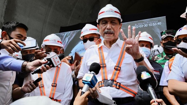 Menko Marves Luhut Binsar Pandjaitan ajak Dubes China untuk Indonesia Lu Kang meninjau proyek KCIC Jakarta-Bandung, Rabu (30/3/2022). Foto: Kemenko Marves