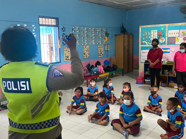 Anggota lalu lintas Polres Manokwari memberikan sosialisasi tertib budaya lalu lintas kepada anak usia dini