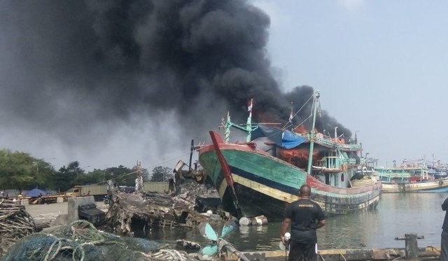 Sebuah kapal berukuran 100 GT yang bersandar di Pelabuhan Pelindo, Kota Tegal terbakar, Minggu (17/4/2022). (foto istimewa)