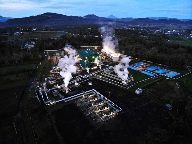 Pembangkit Listrik Tenaga Panas Bumi (PLTP) Binary Cycle di Lahendong, Sumatera Utara milik PT Pertamina Geothermal Energy (PGE), Jumat (18/2). Foto: Dok. Pertamina Geothermal Energy