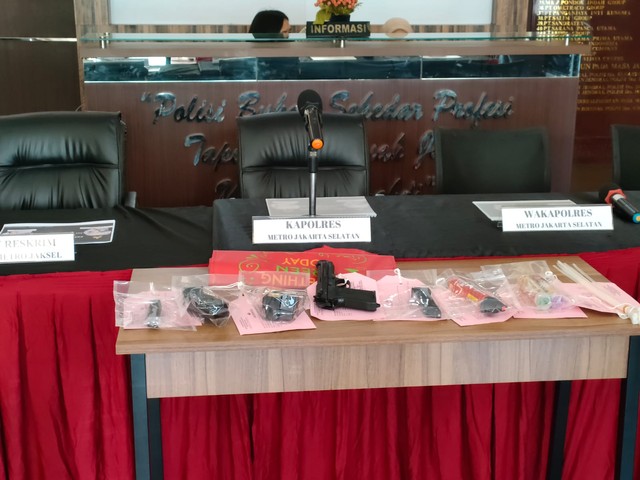 Sejumlah barang bukti di jumpa pers aksi percobaan perampokan di Cilandak, Jakarta Selatan, Rabu (6/4). Foto: Dok. Istimewa