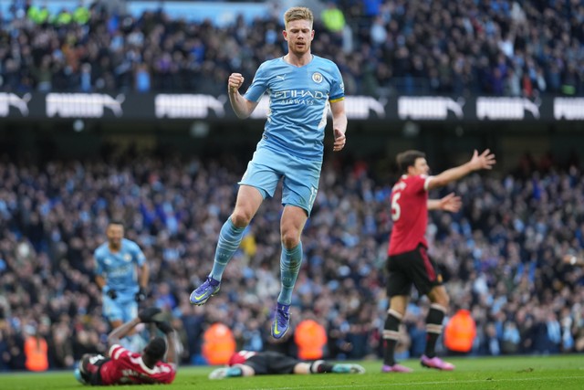 De Bruyne merayakan golnya ke gawang Man United. Foto: Twitter @OfficialFPL