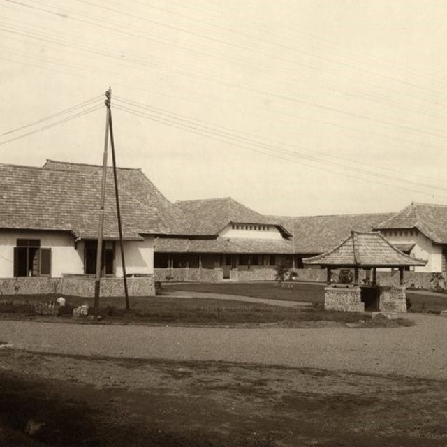  Sekolah Menengah Atas  dan Akademi Kesejahteraan Sosial Ibu Kartini (Van Deventer School). Sumber: Cagar Budaya Kemendikbud.